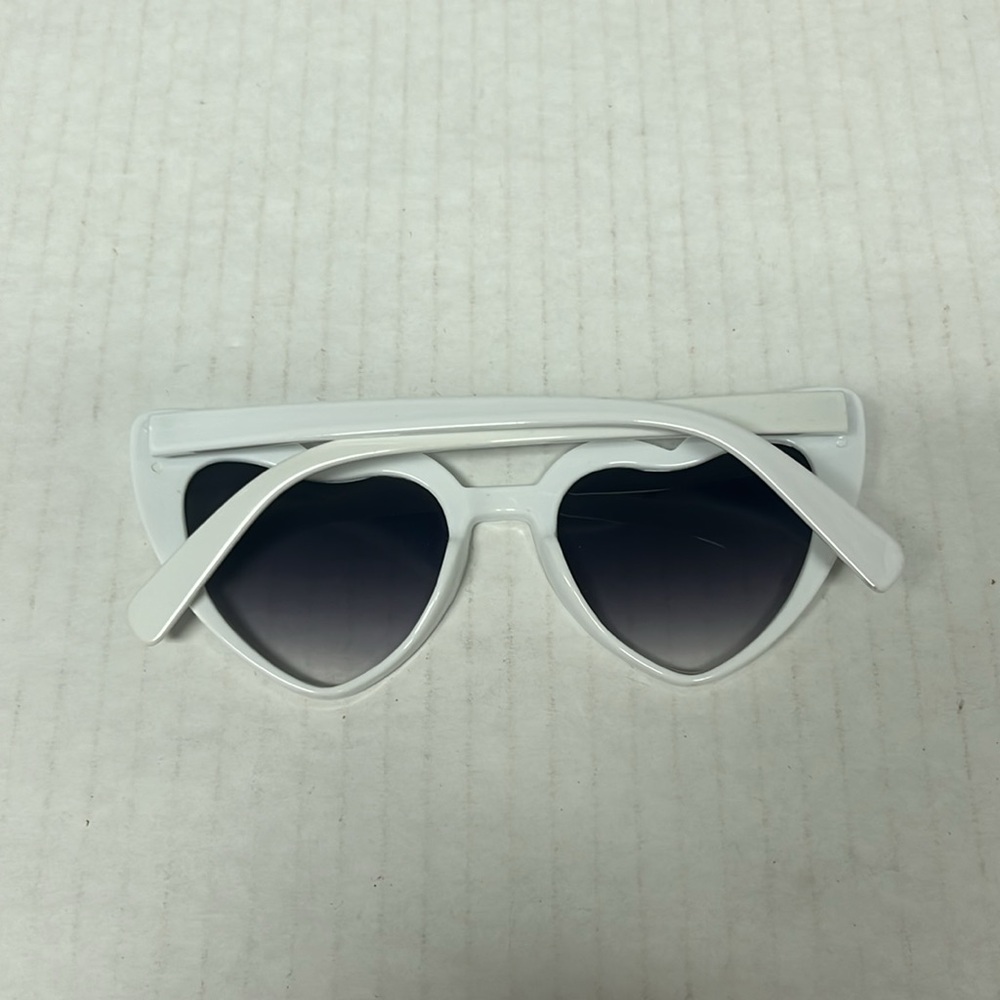 White retro flirty Heart Sunglasses Bachelorette Barbiecore vacation valentines - Picture 8 of 12